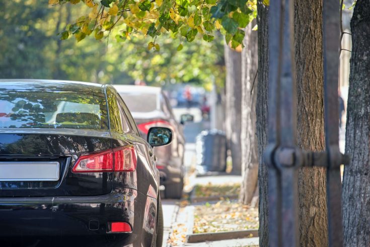 Carro estacionado em rua.